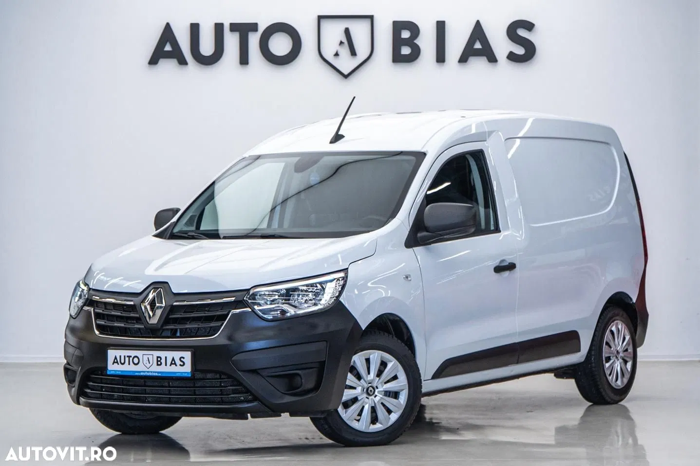 Renault Express — photo 1 of 40