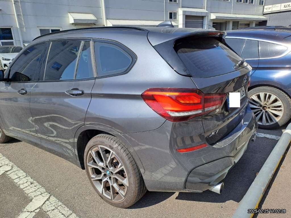 2022 BMW X1 xDrive20i, photograph 3