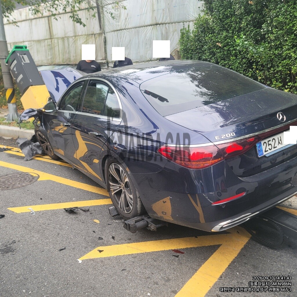 2025 Mercedes-Benz E 200, photograph 2