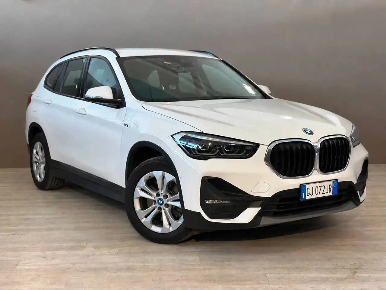 2022 BMW X1 xDrive 25e Business Advantage auto, photograph 3
