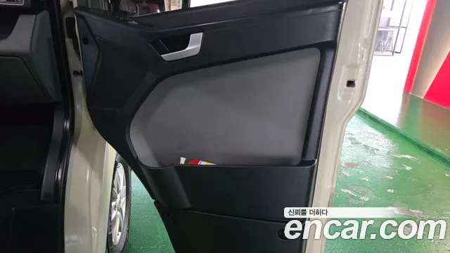 2015 Hyundai Solati 15-seater, photograph 5