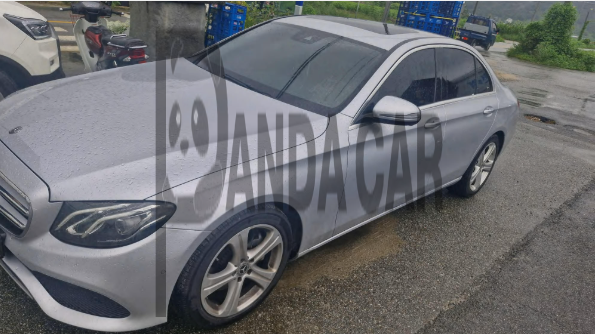 2017 Mercedes-Benz E200, photograph 1