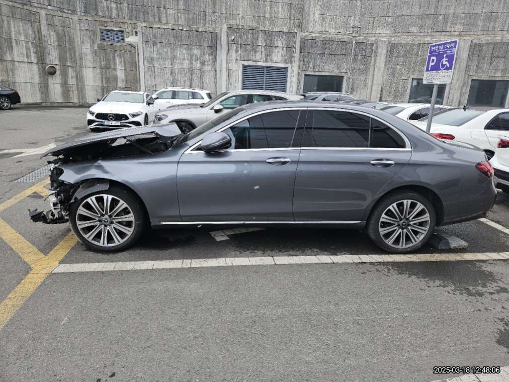 2023 Mercedes-Benz E350 4MATIC, photograph 2