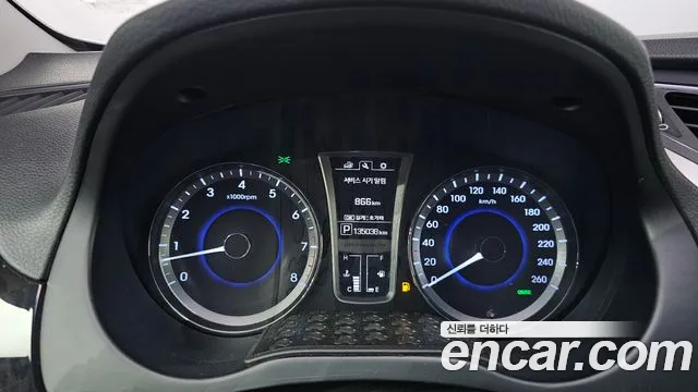 2015 Hyundai Grandeur HG240 Modern, photograph 3