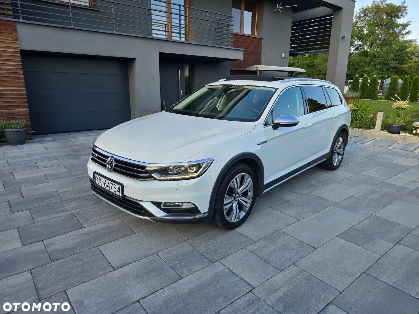 2017 Volkswagen Passat Alltrack, photograph 2