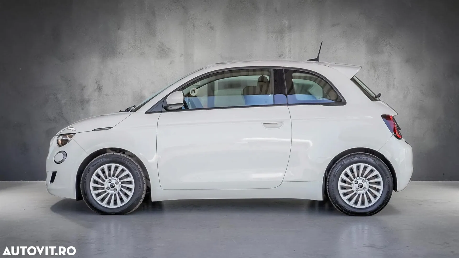 2021 Fiat 500E Action, photograph 3