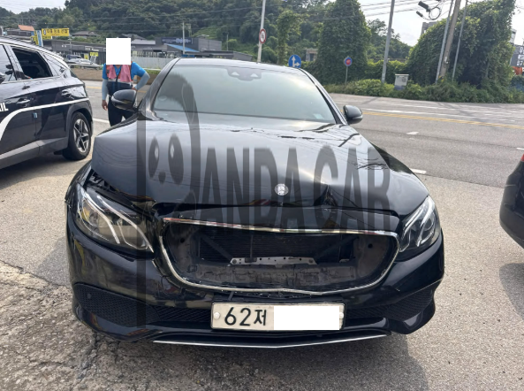 2017 Mercedes-Benz E200, photograph 2