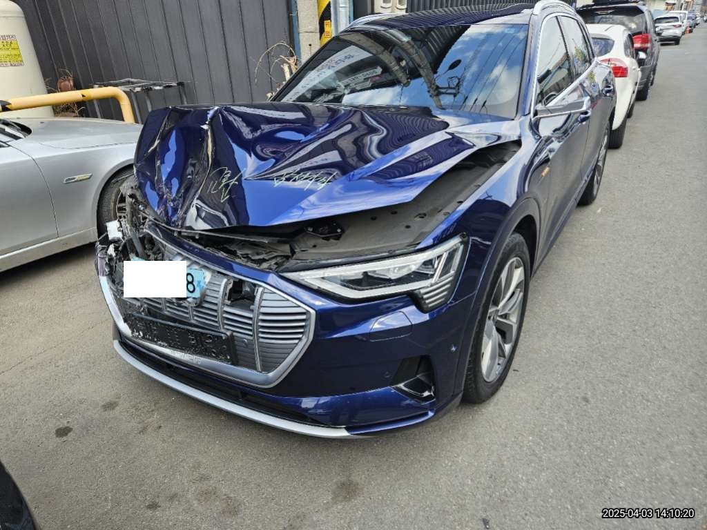 2021 Audi etron 55 quattro, photograph 3
