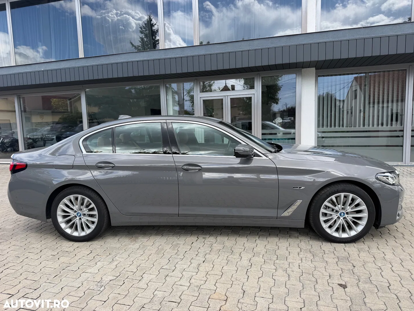 2022 BMW Seria 5 545e xDrive Aut. Luxury Line, photograph 2