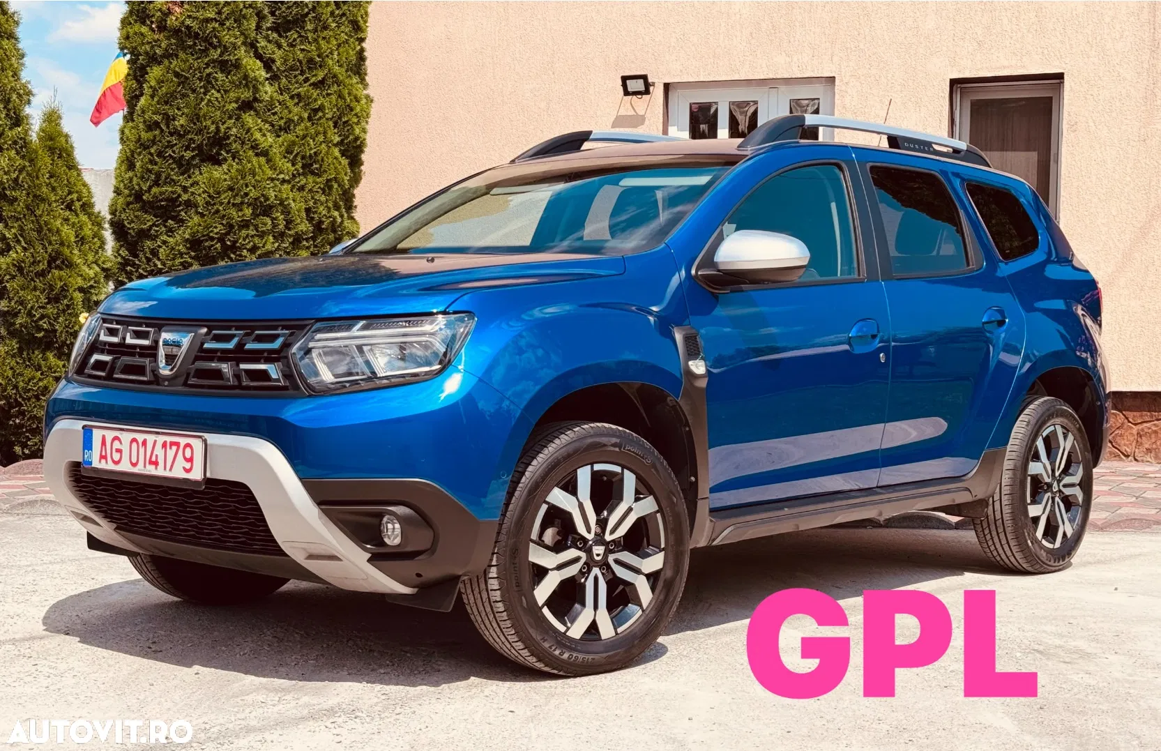 Dacia Duster TCe 100 Essential — photo 1 of 29