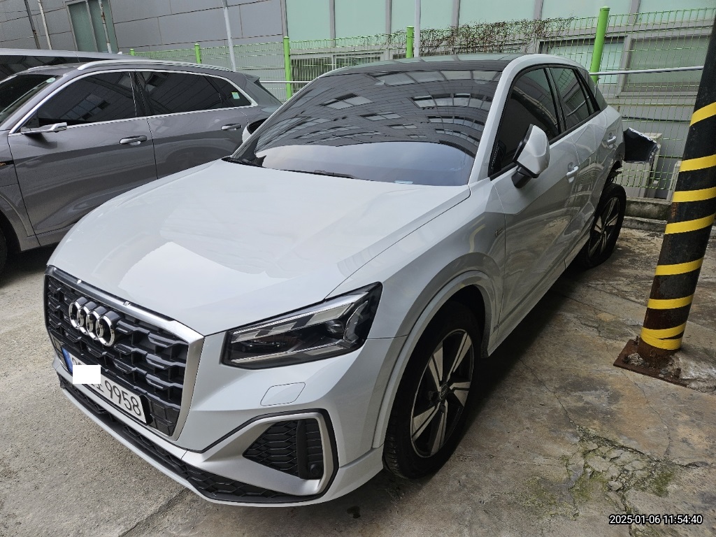 2023 Audi Q2 35 TDI, photograph 2