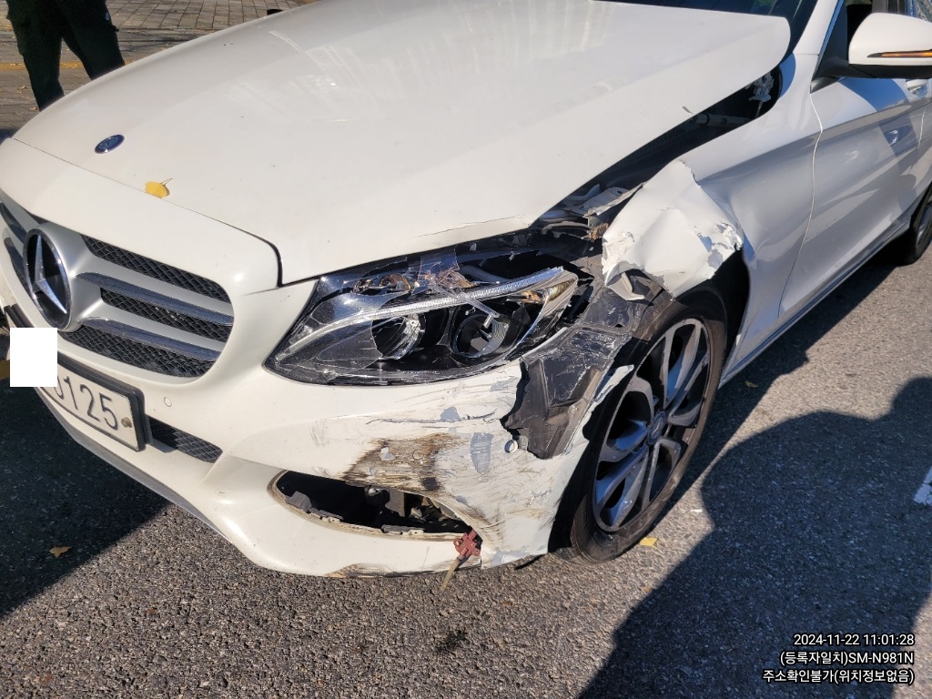 2017 Mercedes-Benz C200, photograph 3