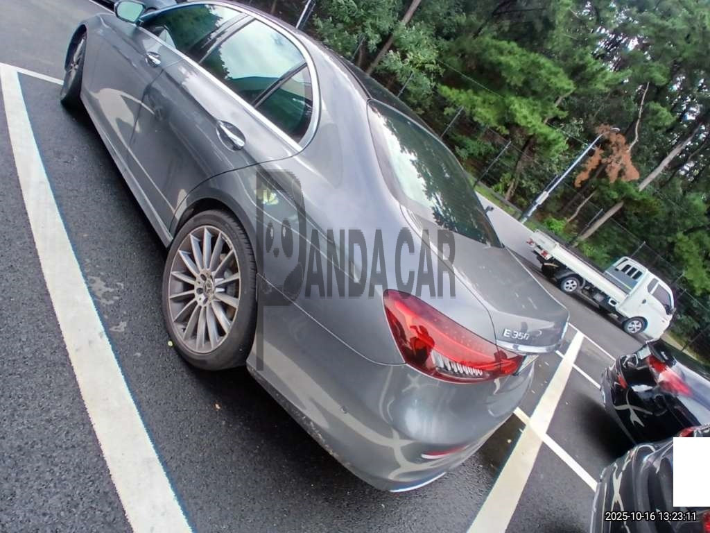2021 Mercedes-Benz E350 4MATIC, photograph 2
