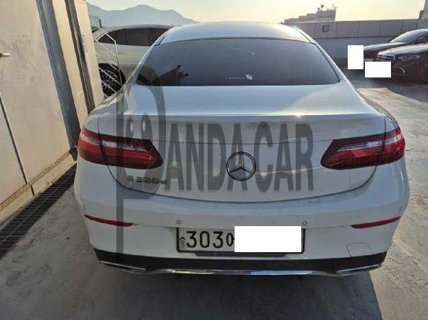 2020 Mercedes-Benz E220 d Coupe, photograph 4