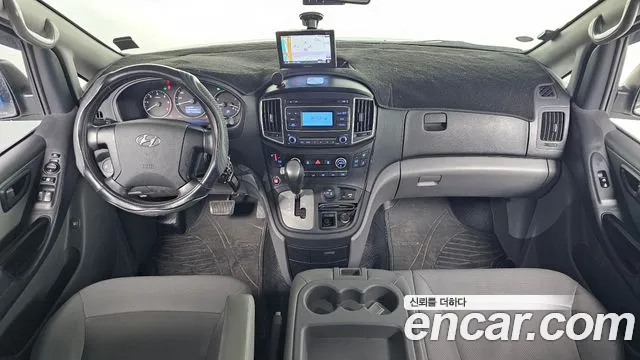 2017 Hyundai Starex 4WD 12-Seater Wagon, photograph 11