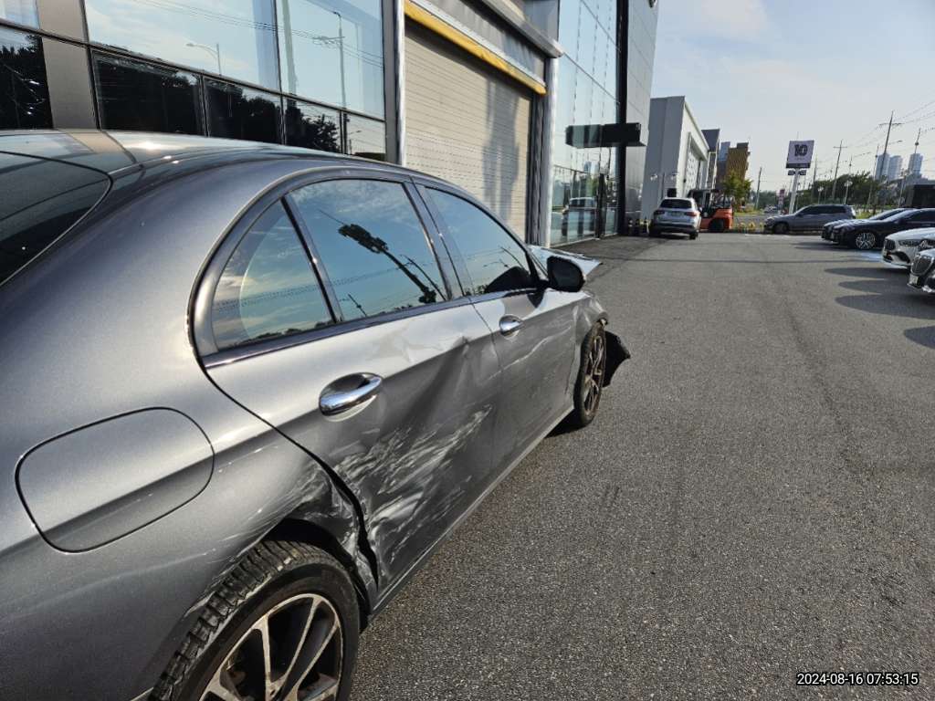 2020 Mercedes-Benz E 250, photograph 3