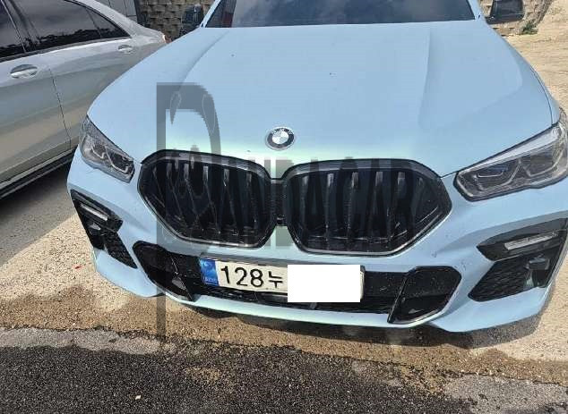 2021 BMW X6 M50i, photograph 2
