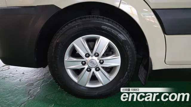 2015 Hyundai Solati 15-seater, photograph 2