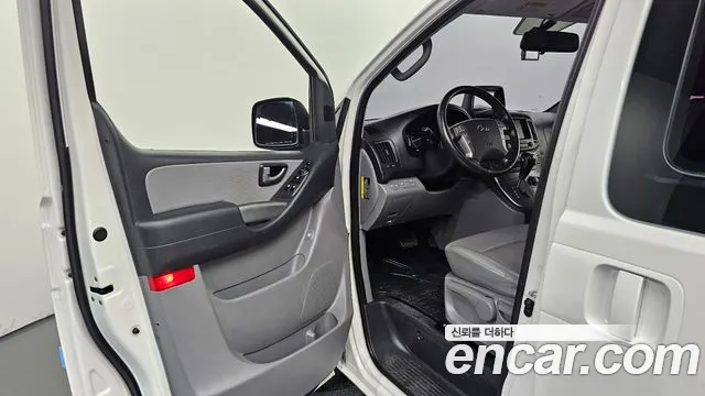 2020 Hyundai Starex 4WD Wagon 12-Seater, photograph 11