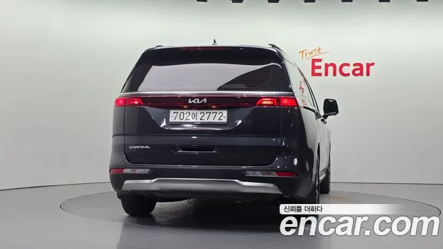 Kia Canival Gasoline 11-Seater Signature — photo 1 of 34