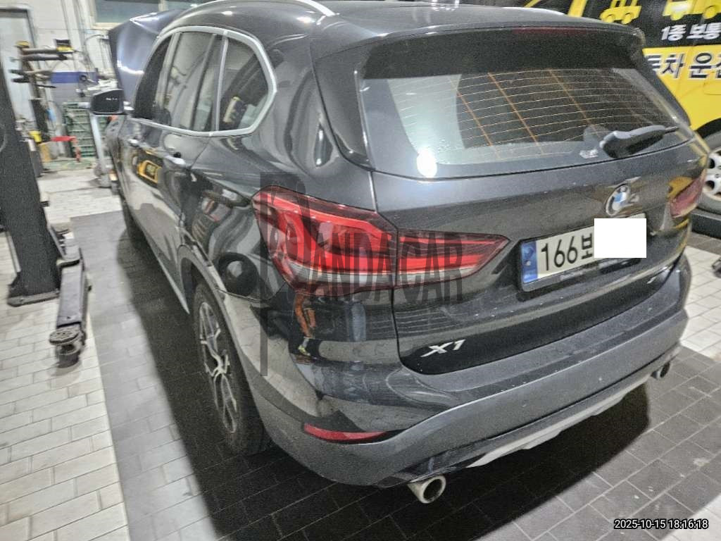 2021 BMW X1 xDrive20i, photograph 2