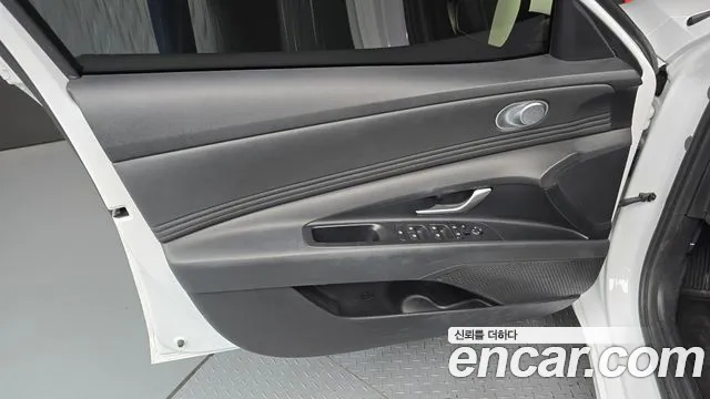 Hyundai AVANTE 1.6 — photo 1 of 33