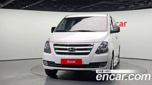 2017 Hyundai Starex 4WD 12-Seater Wagon, photograph 3