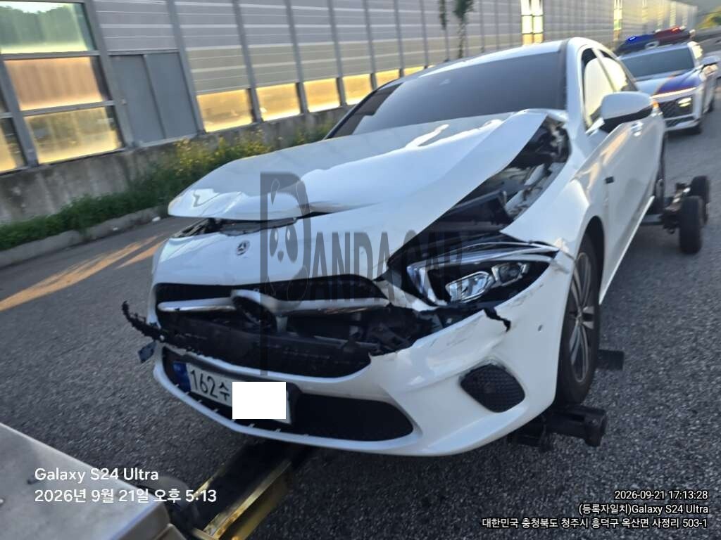 2022 Mercedes-Benz A200 d Sedan, photograph 3