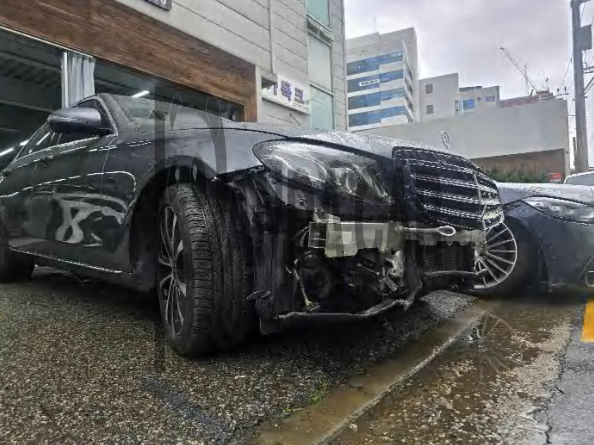 2019 Mercedes-Benz E 300 e, photograph 2
