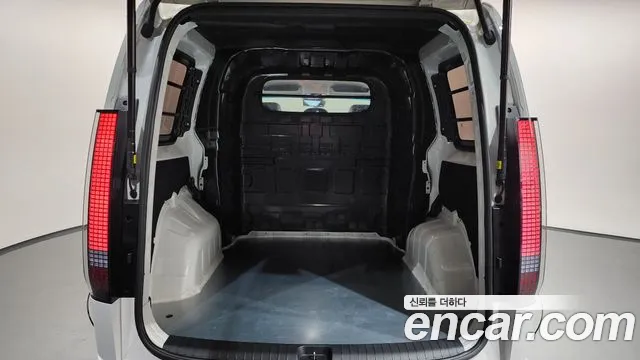 2025 Hyundai Staria L3.5 Cargo 5-Seater, photograph 5