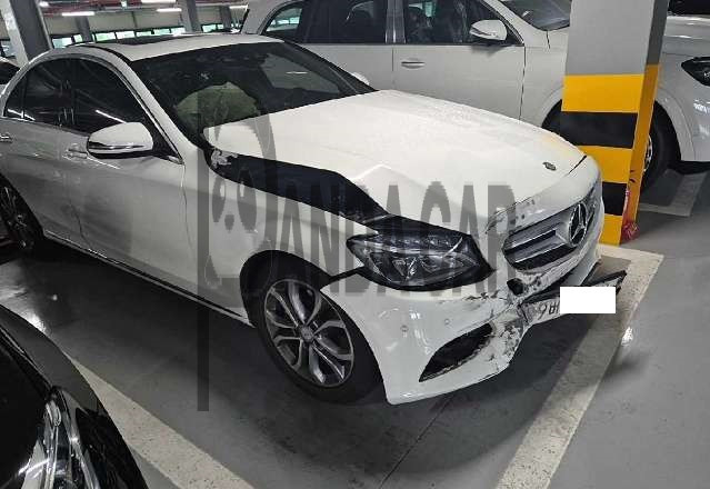 2017 Mercedes-Benz C200, photograph 3
