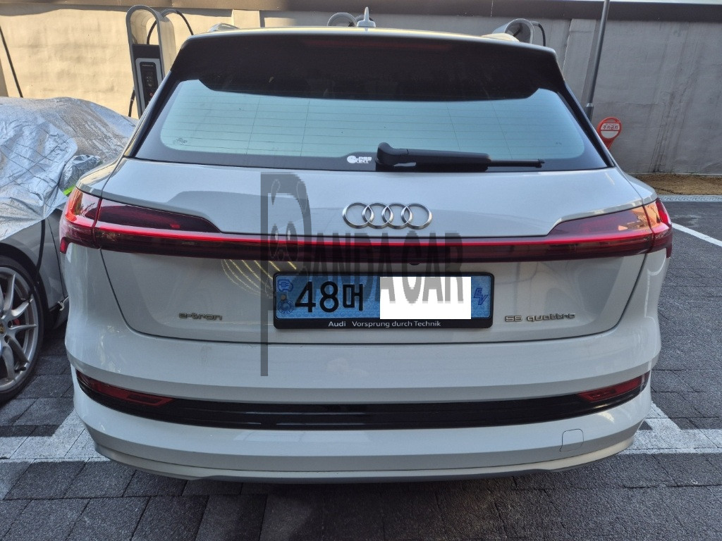 2021 Audi e-tron 55 quattro, photograph 2