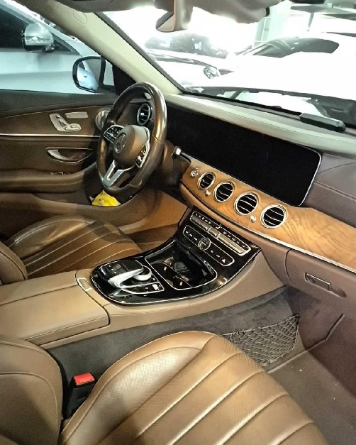 2020 Mercedes-Benz E 300 4MATIC, photograph 2