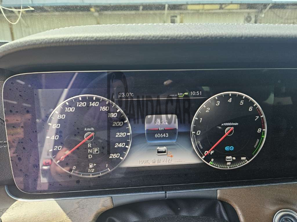2019 Mercedes-Benz Benz E 300 e, photograph 2