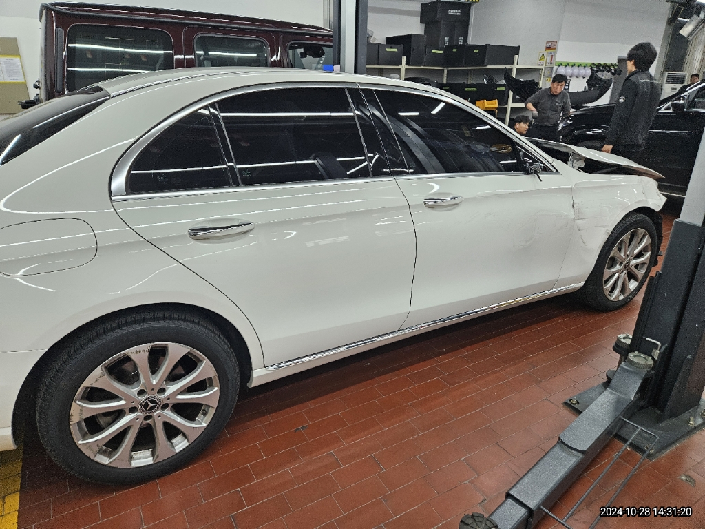 2018 Mercedes-Benz E300 4Matic, photograph 6