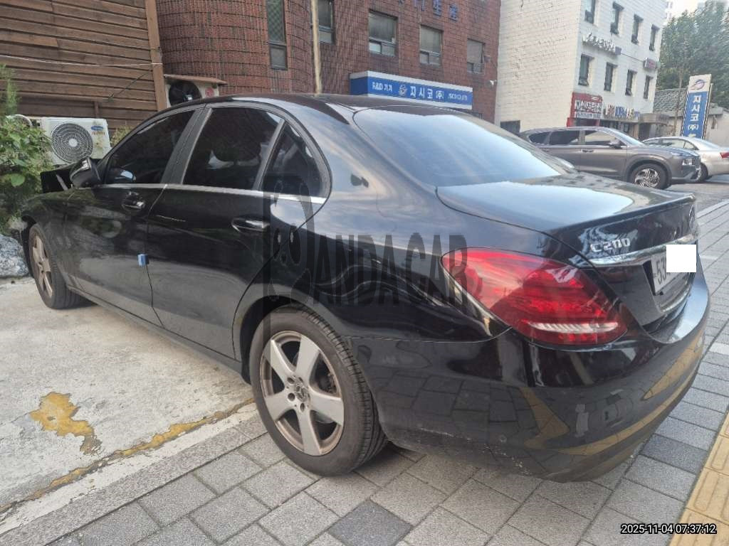 2017 Mercedes-Benz C200, photograph 4