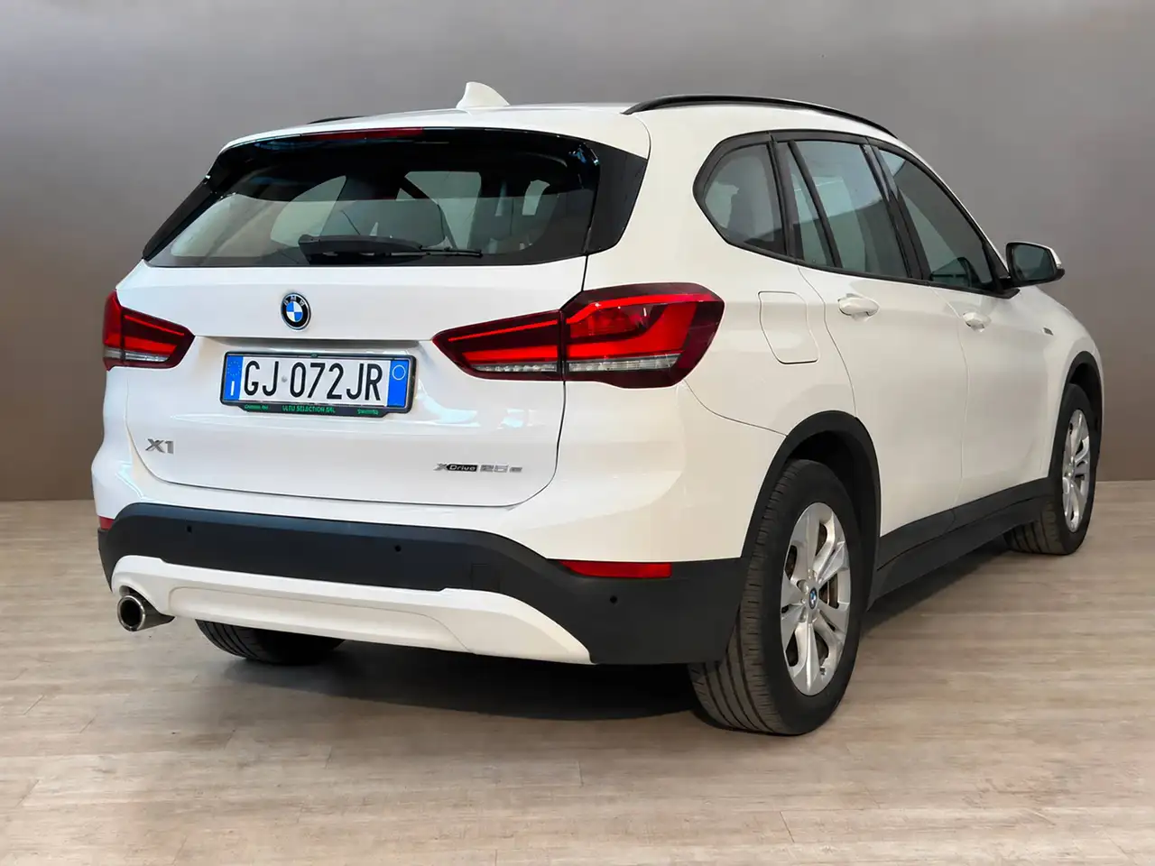 2022 BMW X1 xDrive 25e Business Advantage auto, photograph 2