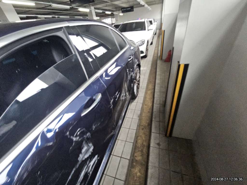 2021 Mercedes-Benz E350 4MATIC, photograph 2