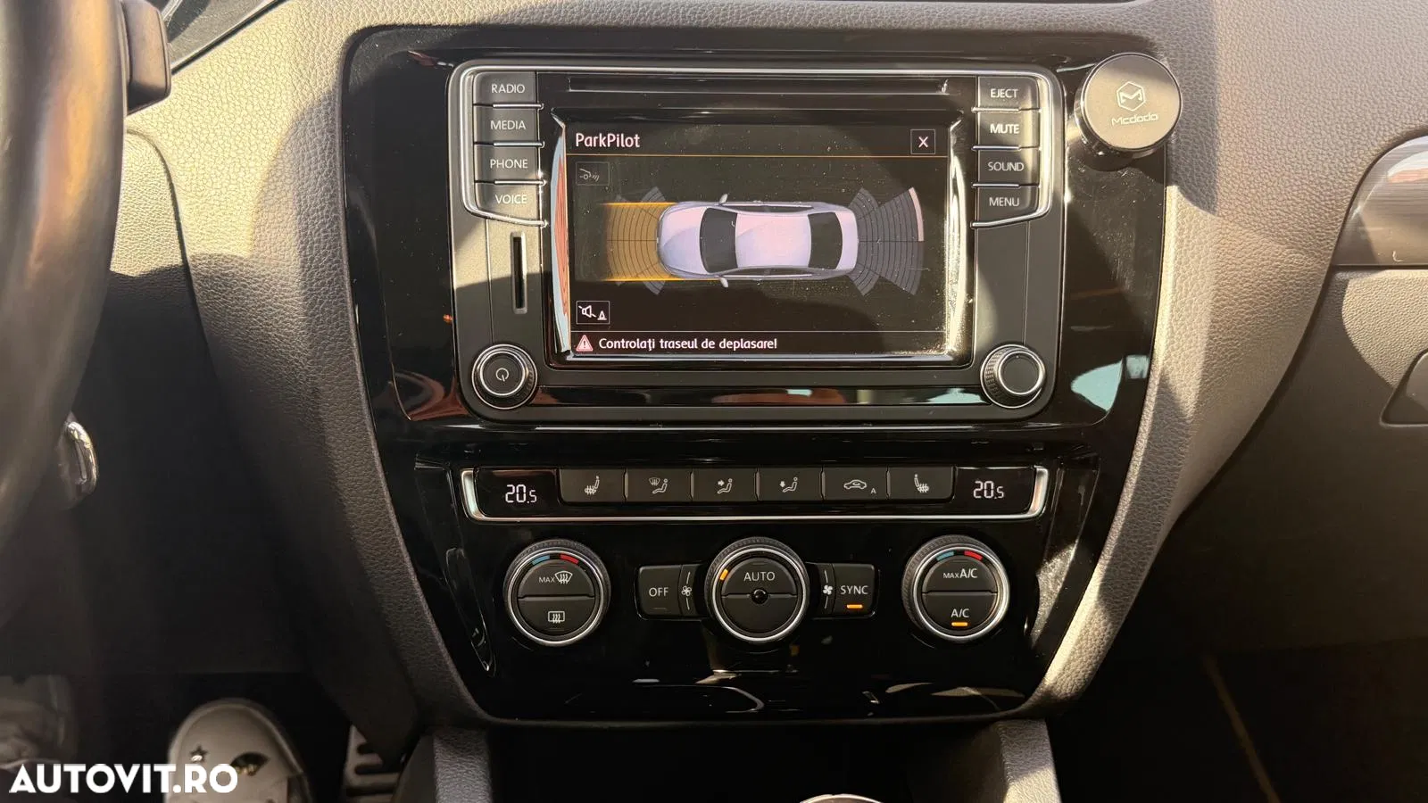 2016 Volkswagen Jetta, photograph 2