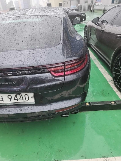 2018 Porsche Panamera 4, photograph 3