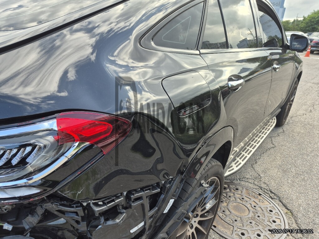 2022 Mercedes-Benz GLE400 d 4MATIC Coupe, photograph 2