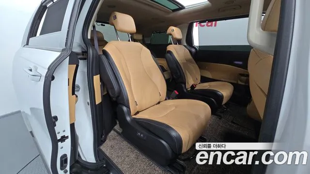 Kia Canival Diesel 9-Seater Signature — photo 1 of 36