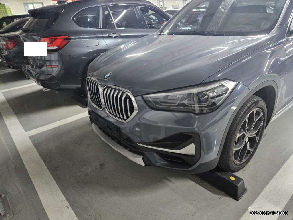 2022 BMW X1 xDrive20i, photograph 3