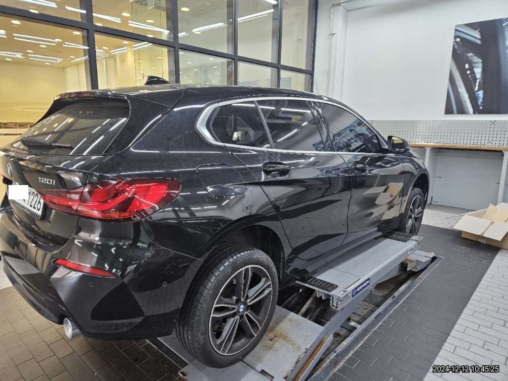 2023 BMW 120i, photograph 3