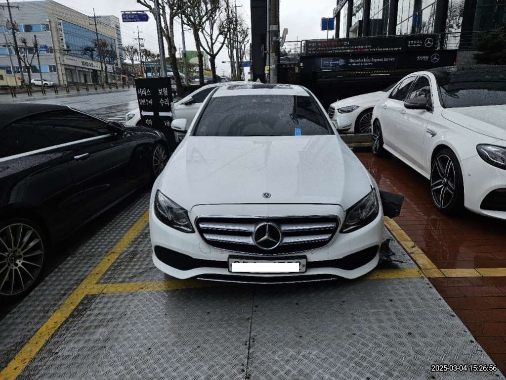 2020 Mercedes-Benz E 300, photograph 1