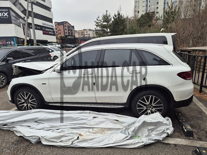 2020 Mercedes-Benz GLC300 e 4MATIC, photograph 5