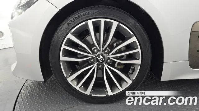 2017 Kia Stinger 2.0 Turbo 2WD, photograph 3