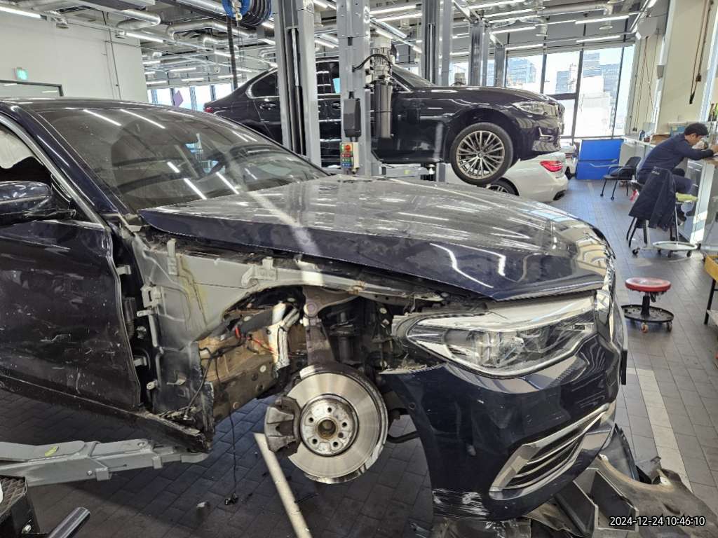 2020 BMW 520i Luxury, photograph 3