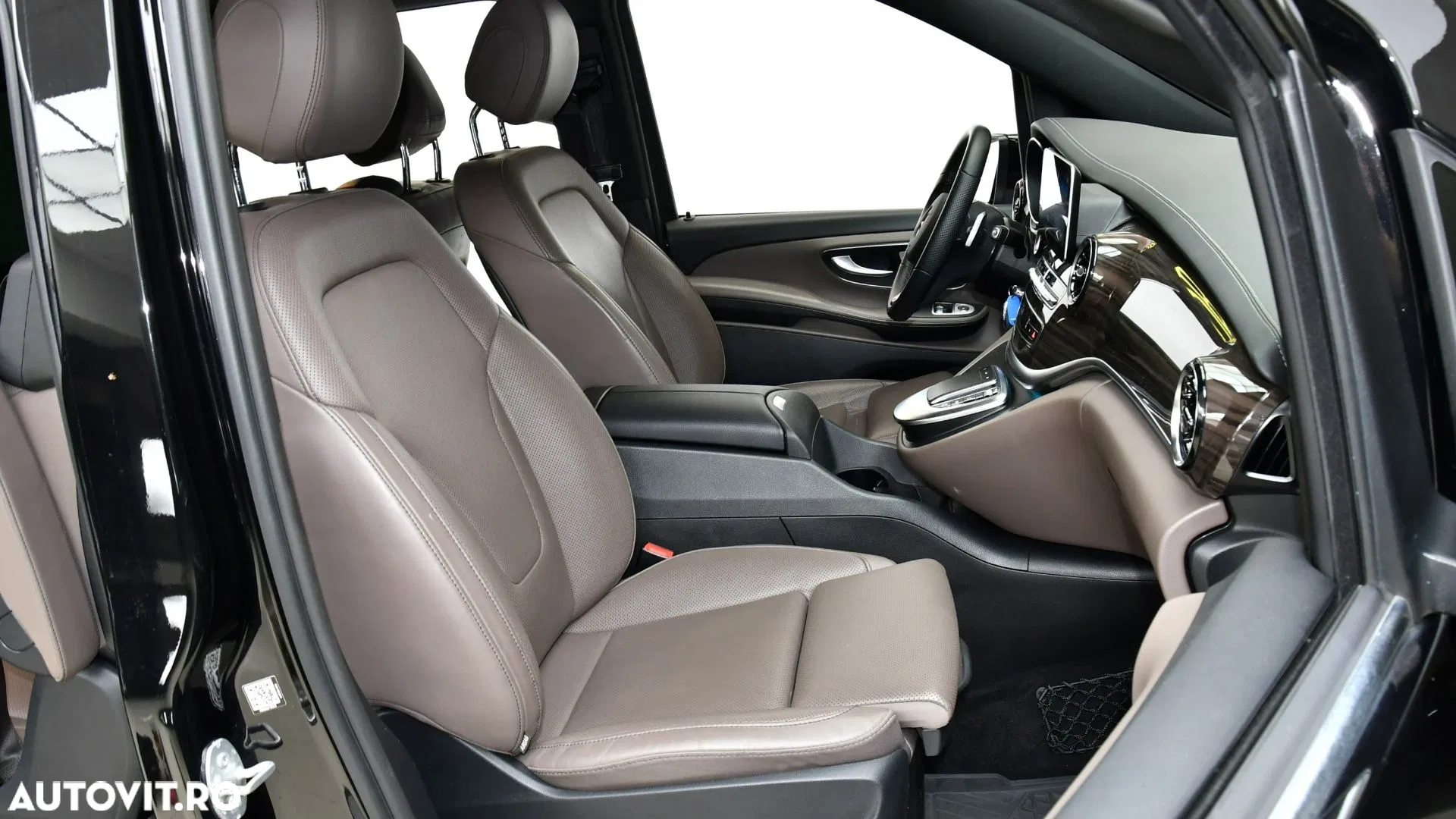 2022 Mercedes-Benz V 250 d Lang 4Matic 9G-TRONIC Exclusive, photograph 9