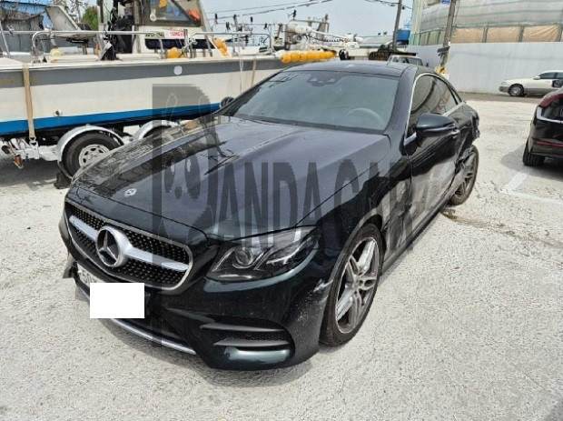 2017 Mercedes-Benz E220 d Coupe, photograph 1